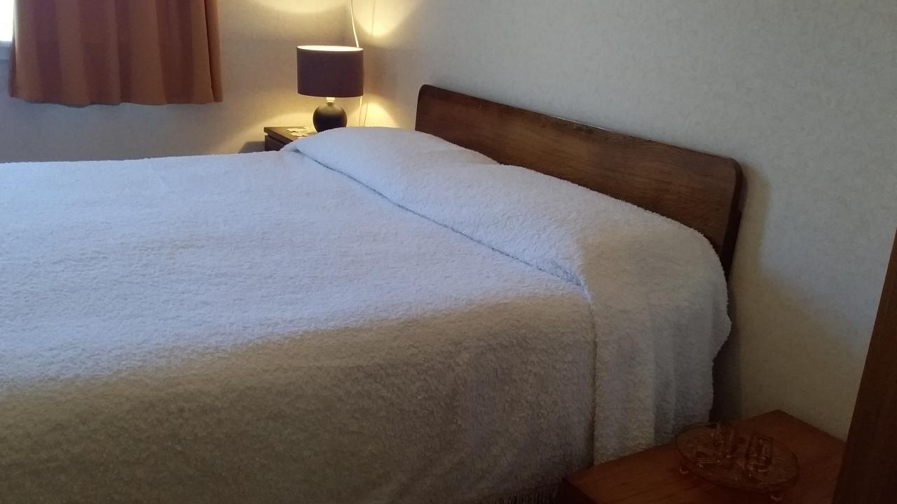 The 2nd bedroom has a queen bed with electric blanket.