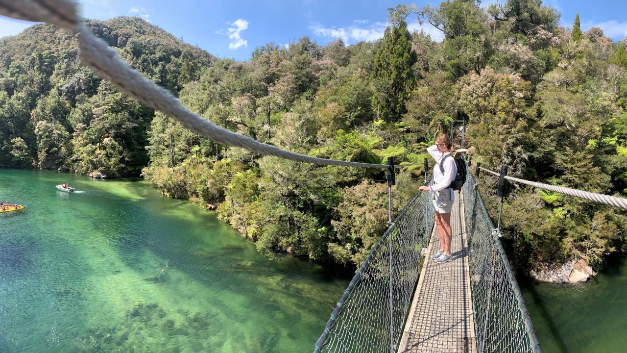 Swing bridge