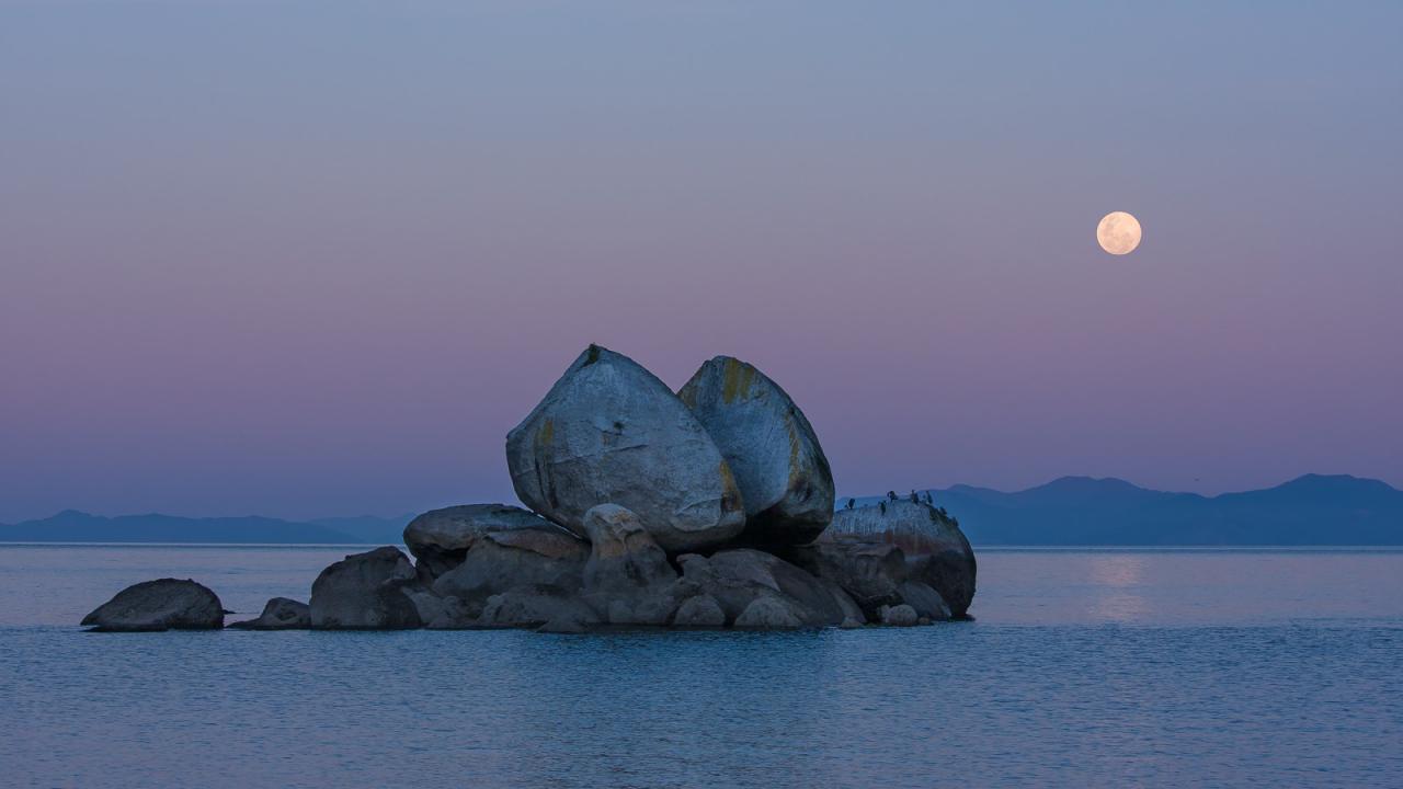 Split Apple rock or Tokongawha is one of the most photographed aspects of the coastline.