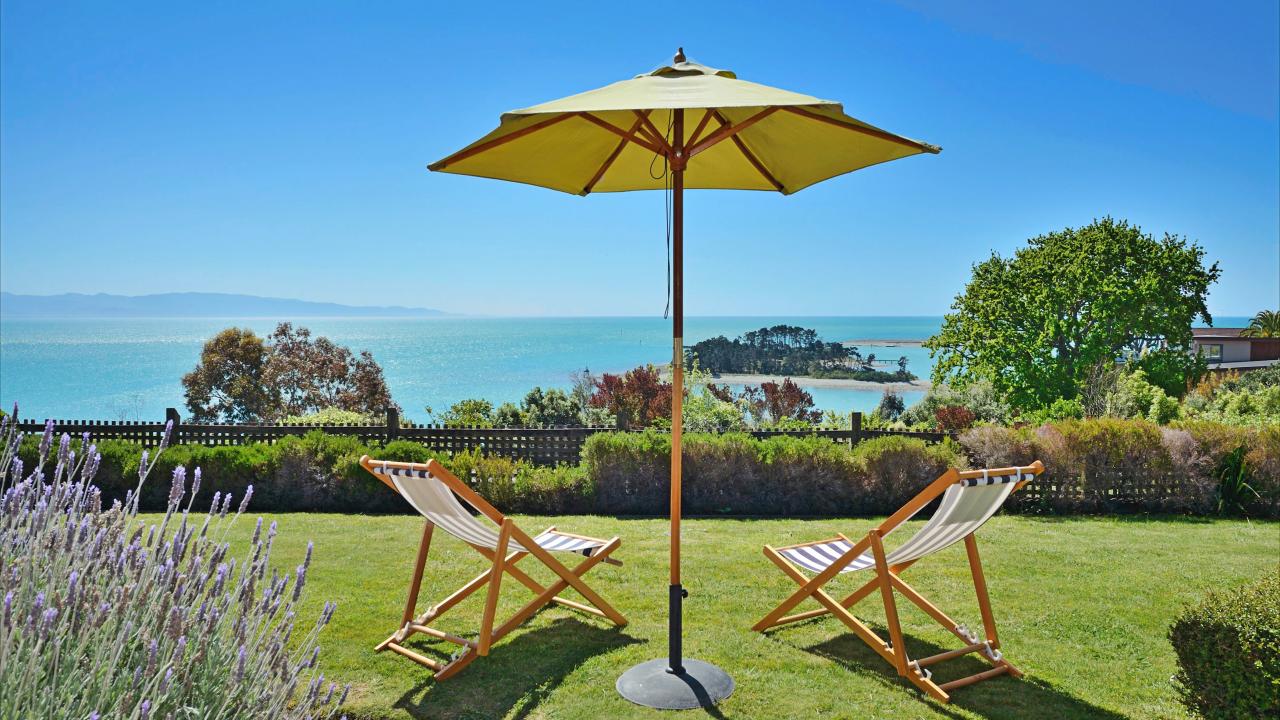 The Cliffs - Nelson Waterfront Holiday Home

