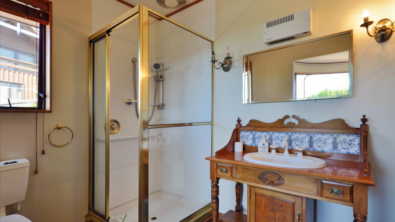 Master en-suite bathroom

