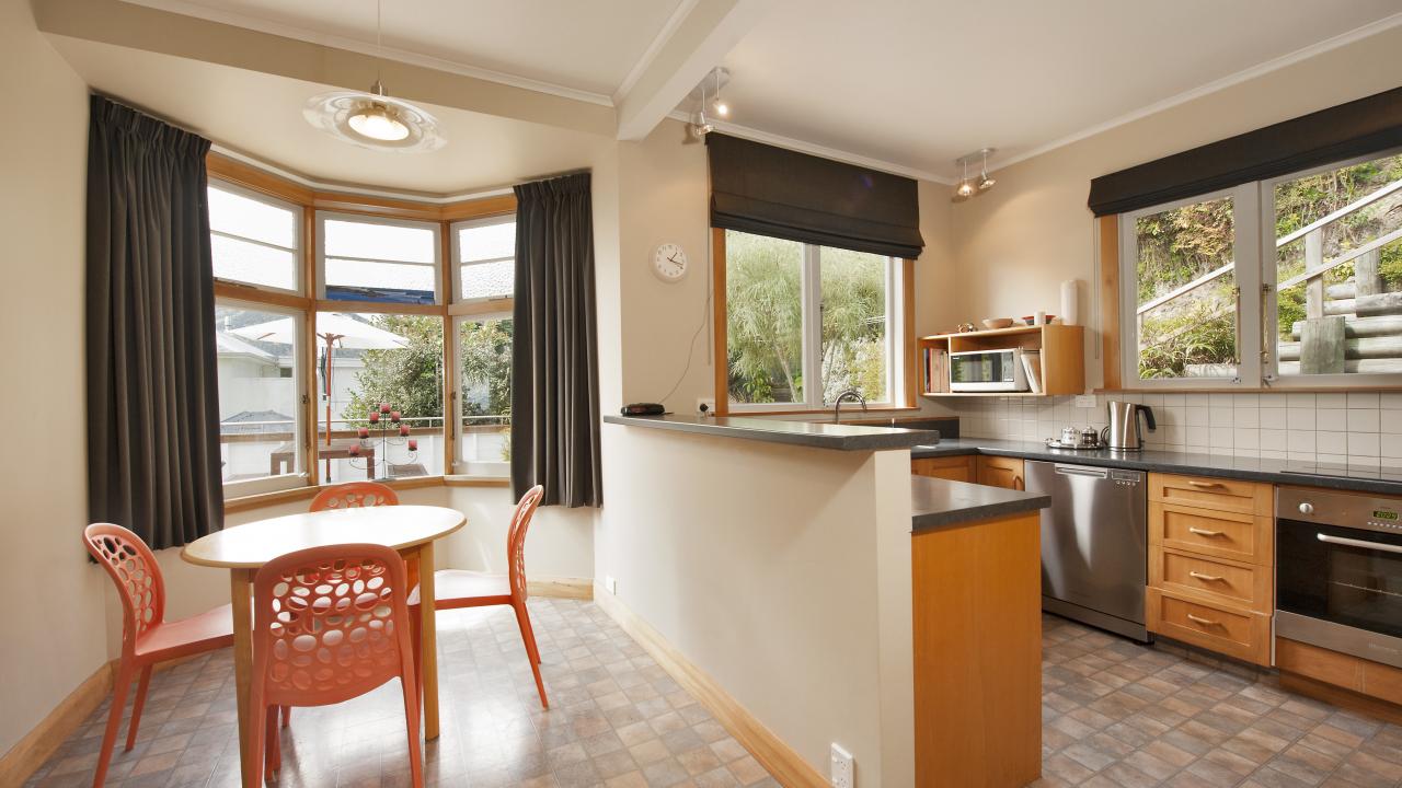 Breakfast table & fully-equipped kitchen
