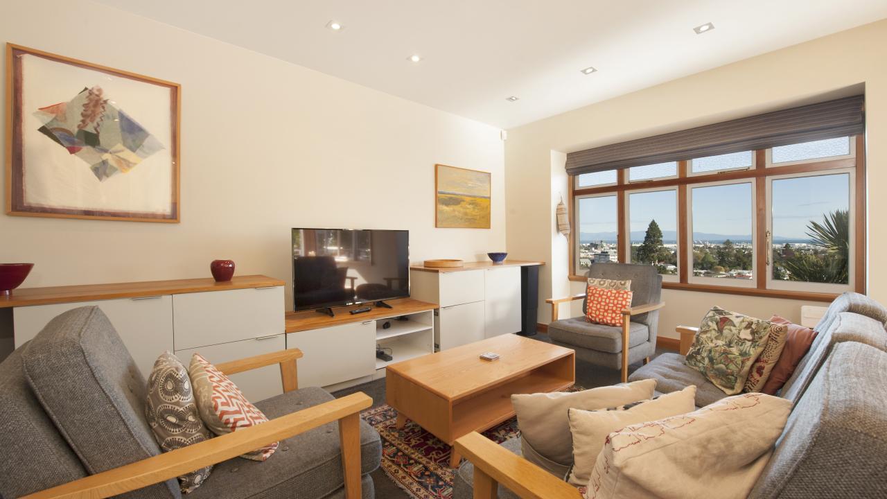 Modern living with Smart TV - Netflix & DVD

