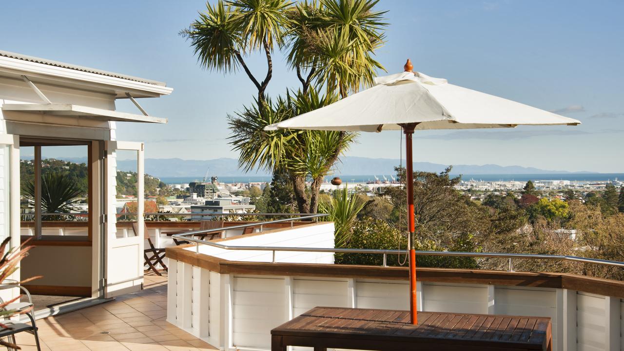 City Views - Nelson Holiday Home - Views over Tasman Bay & The Haven Estuary

