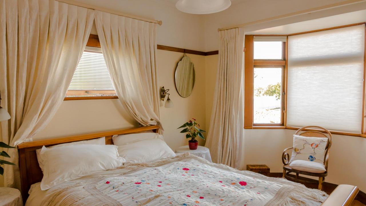Master bedroom with queen bed
