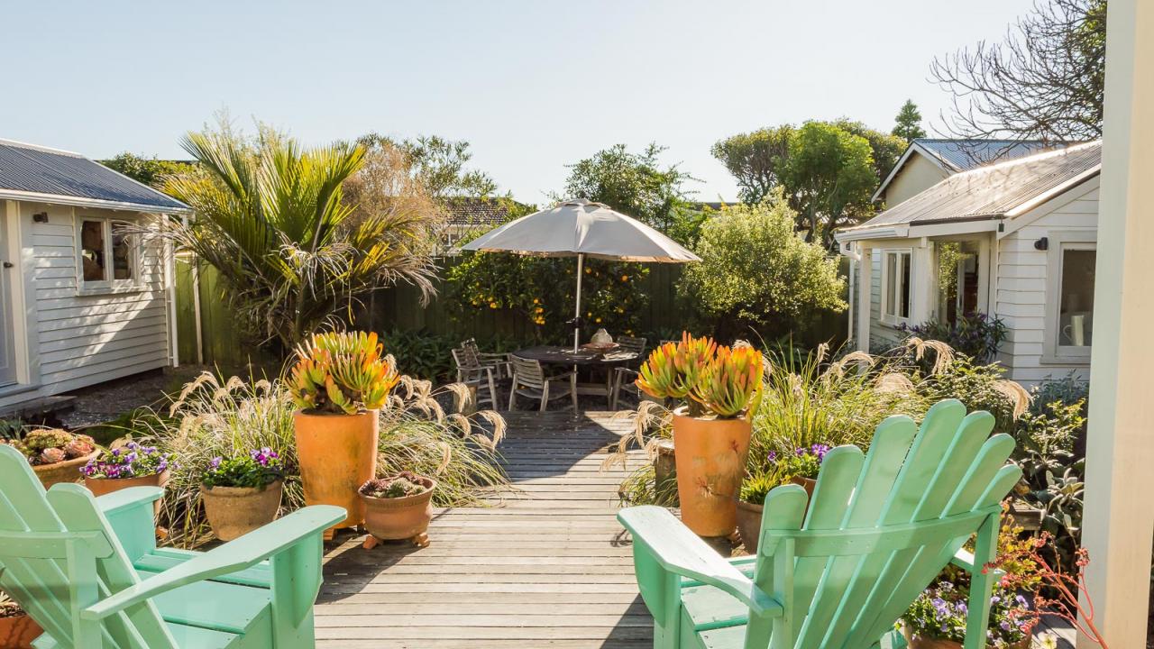 Sunny deck & outdoor dining area + access to the garden & sleepout
