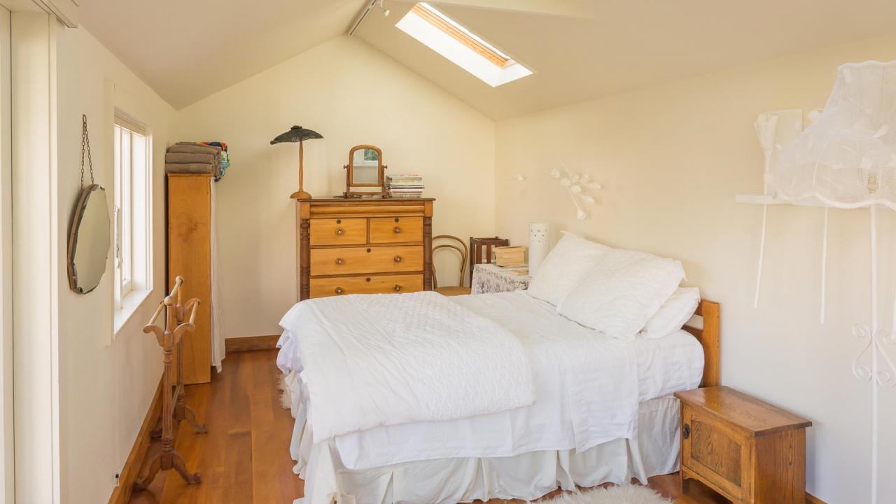 The sleep-out/bedroom 3 with queen bed
