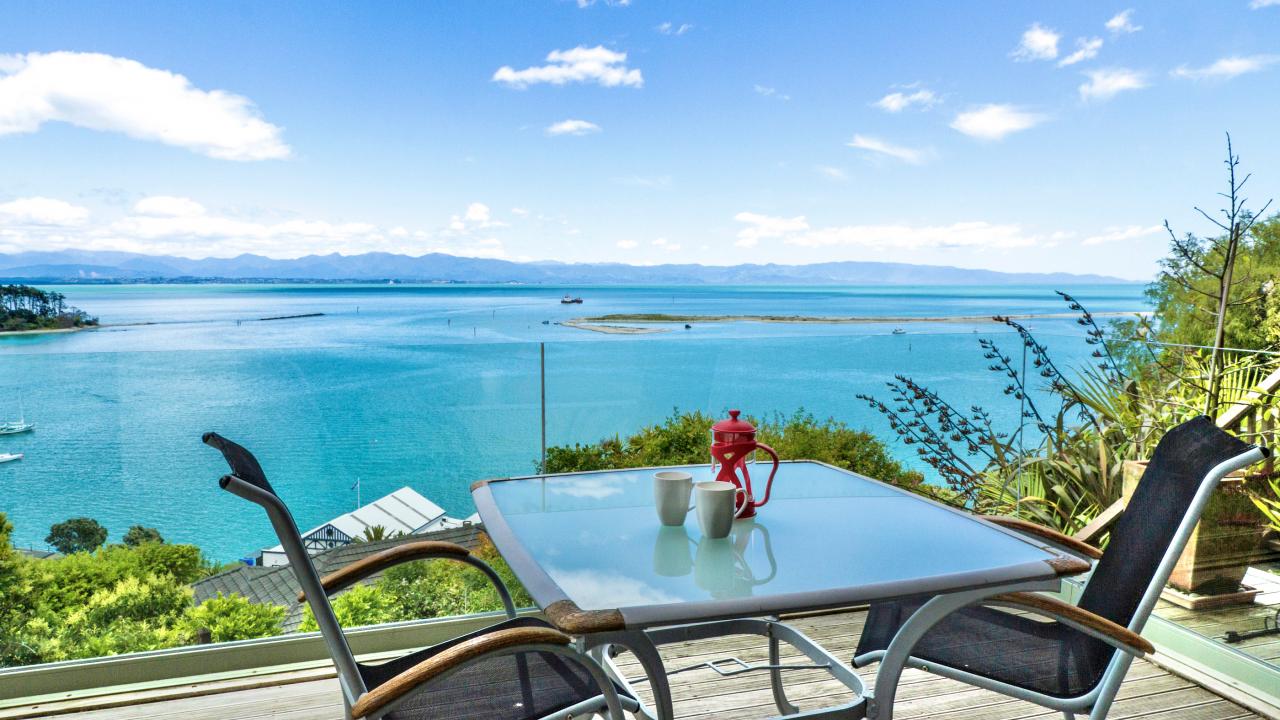 'Harbour View - One' - Nelson Waterfront Apartment
