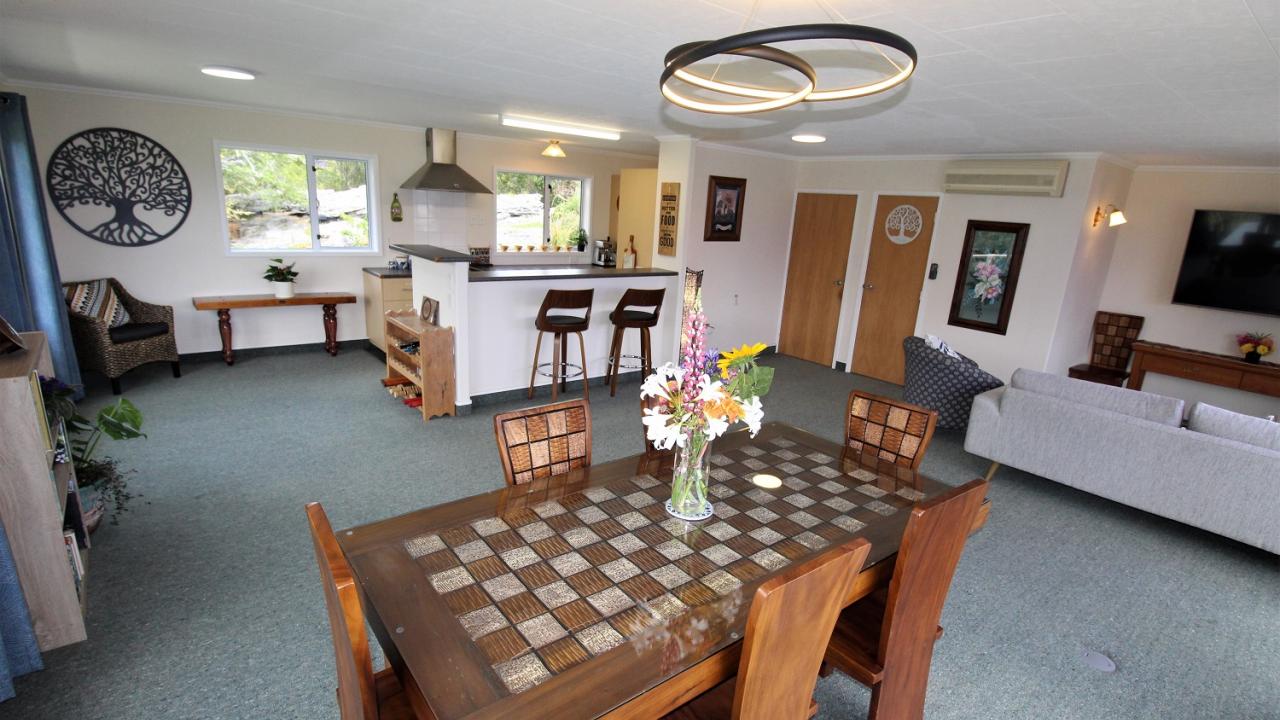 Dining & Lounge
