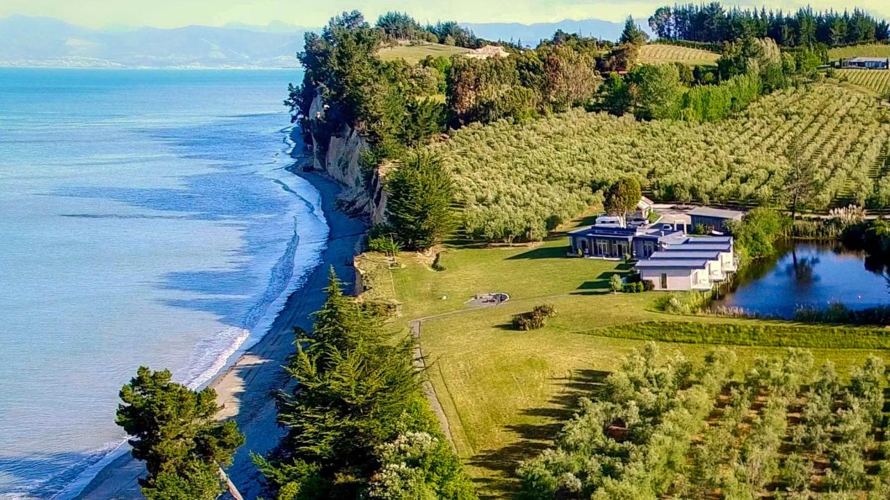 Exclusive location right on top of the Kina Cliffs.