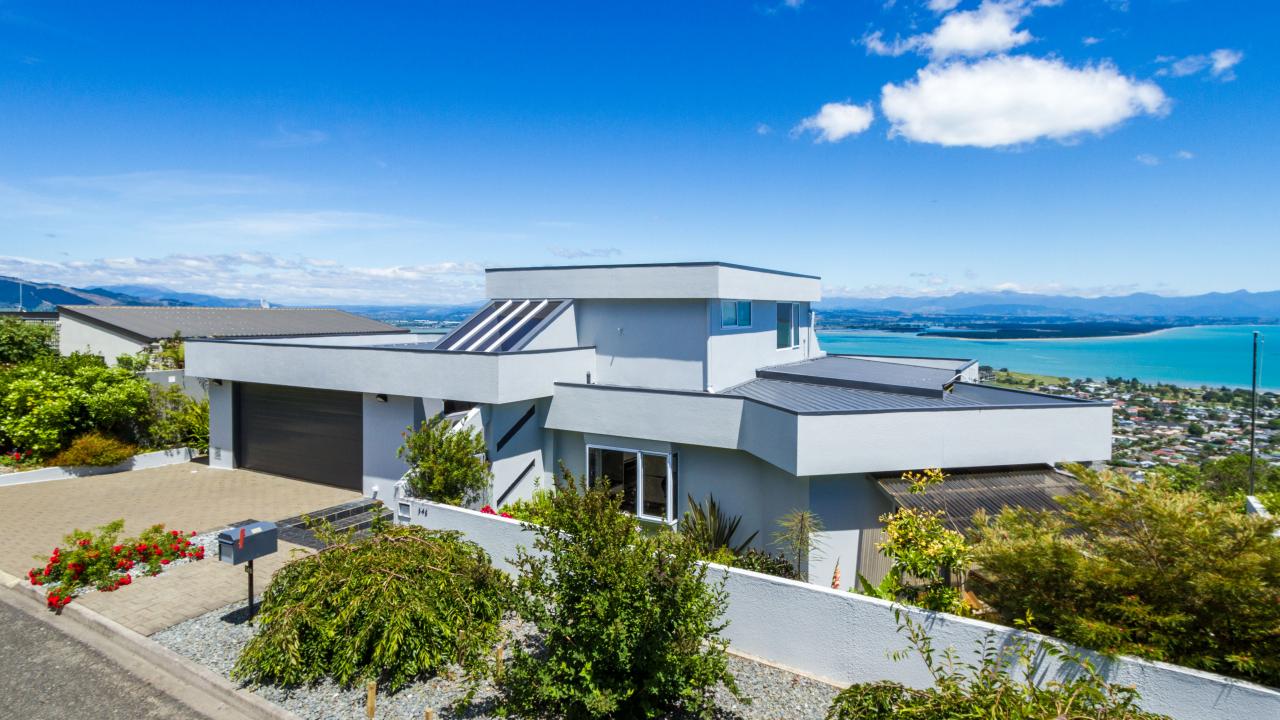 Tasman Bay Villa - Nelson Holiday Home with spa pool
