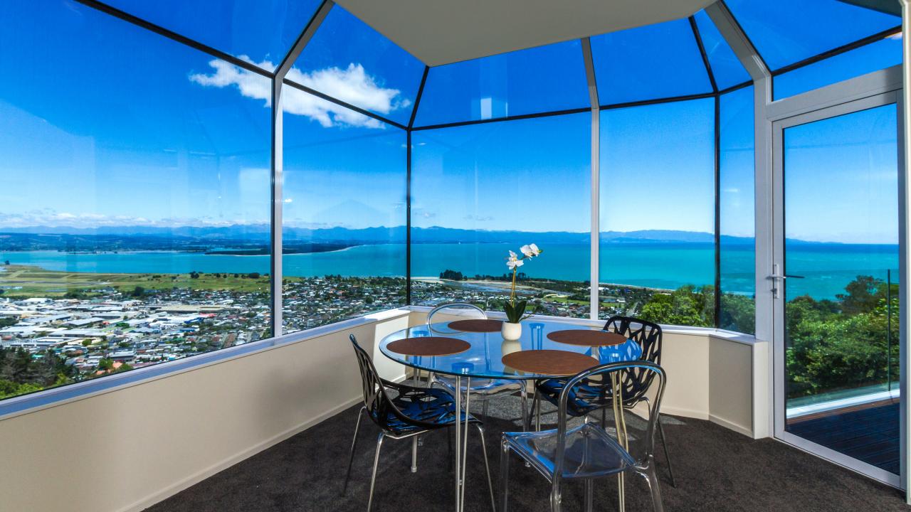 Small second dining area with stunning views