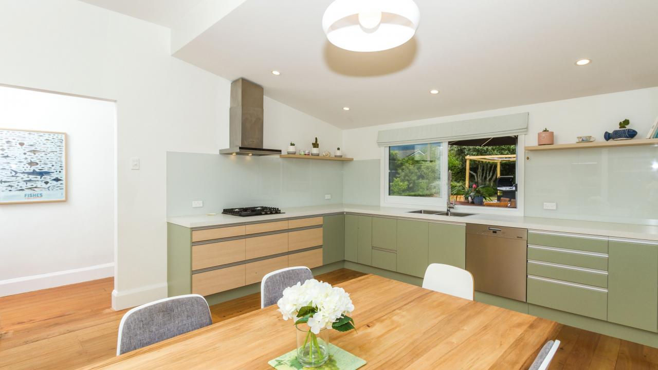 Kitchen & dining area