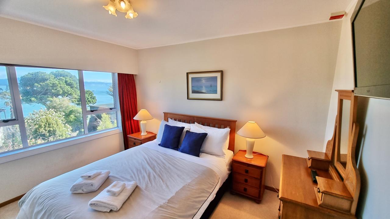 Queen bed with Sea Views and ensuite bathroom