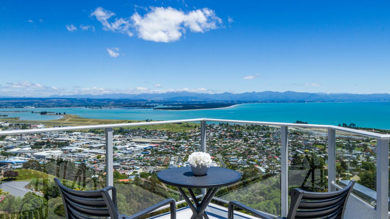 Tasman Bay Villa - Nelson Holiday Home with spa pool