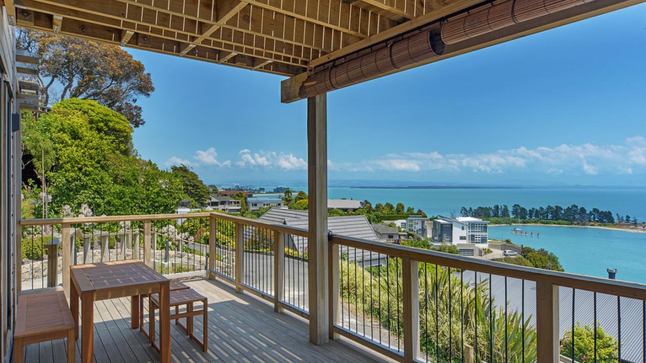 Outdoor-dining with incredible sea views.