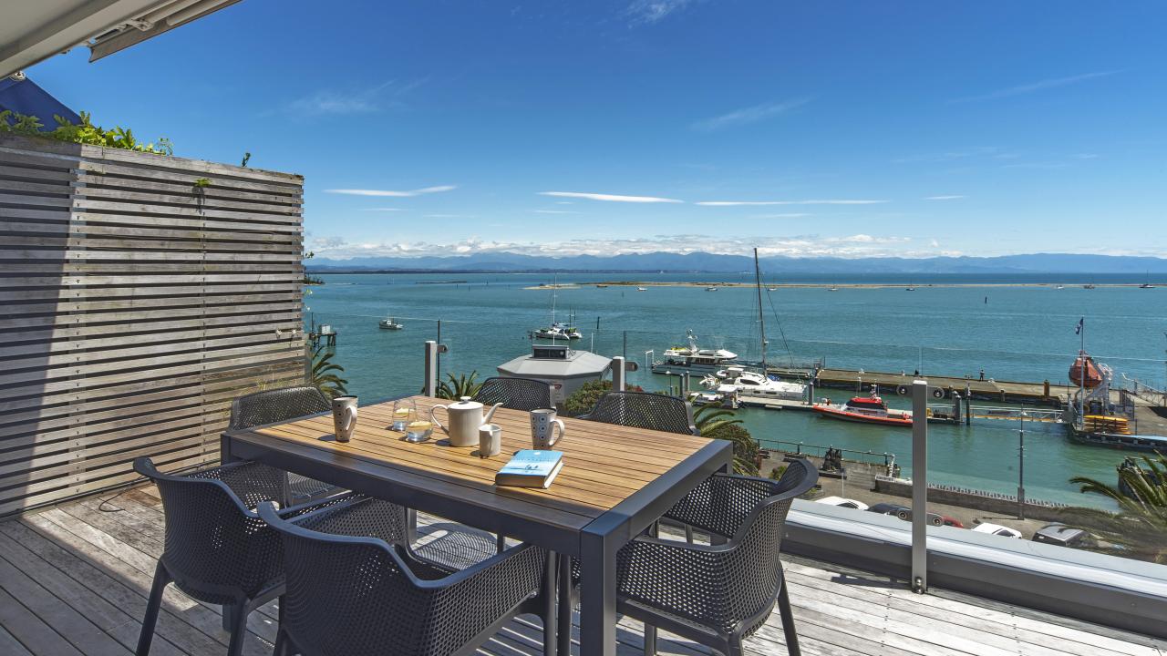 Outdoor dining - Balcony views
