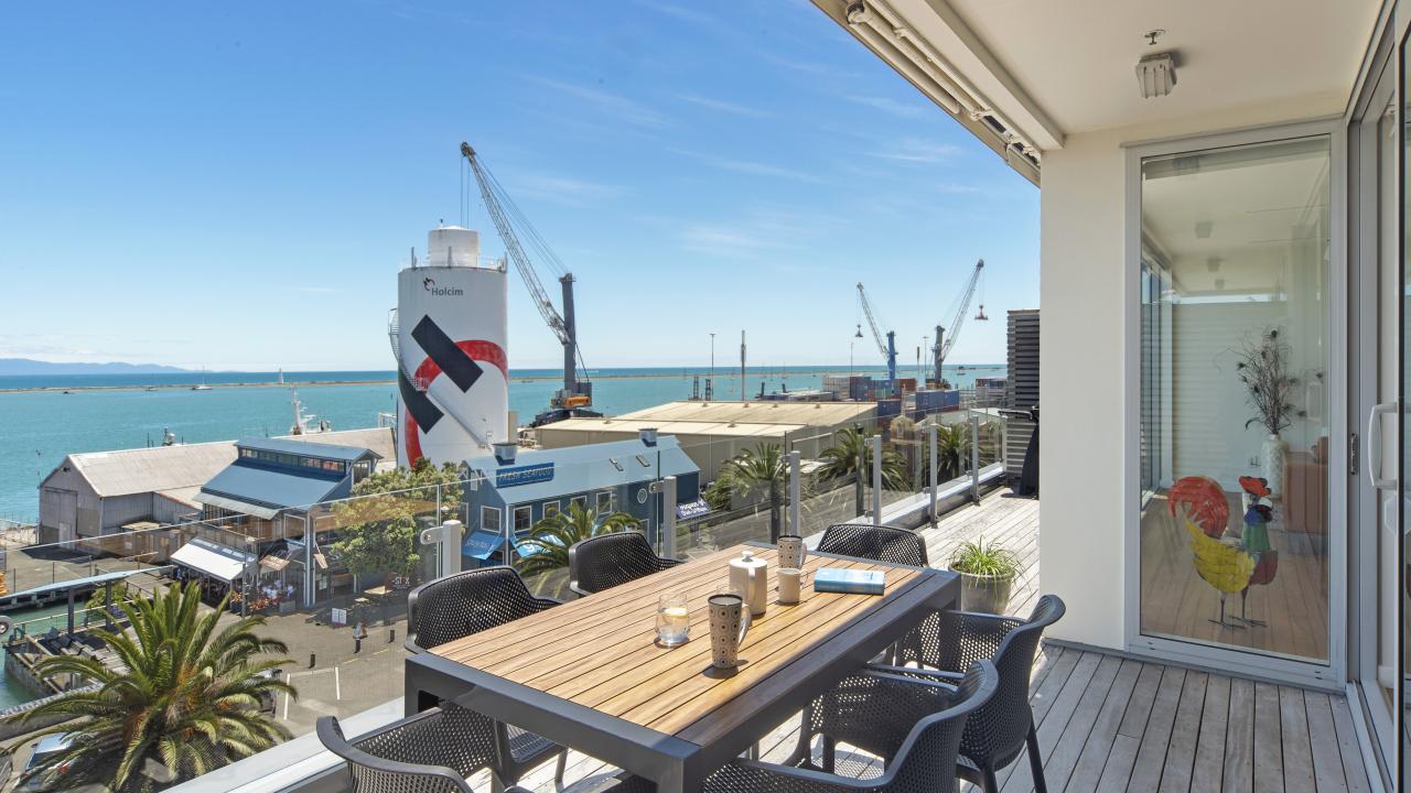 Outdoor dining - Balcony views