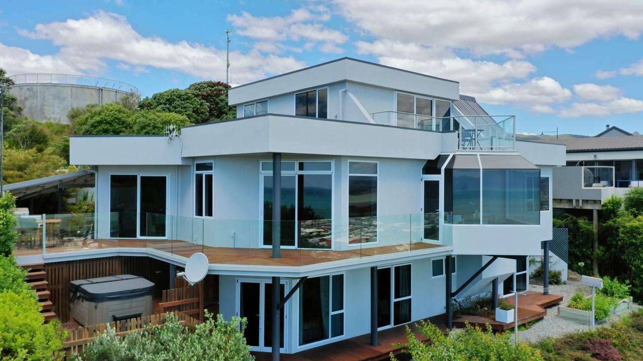 Tasman Bay Villa - Nelson Holiday Home with spa pool