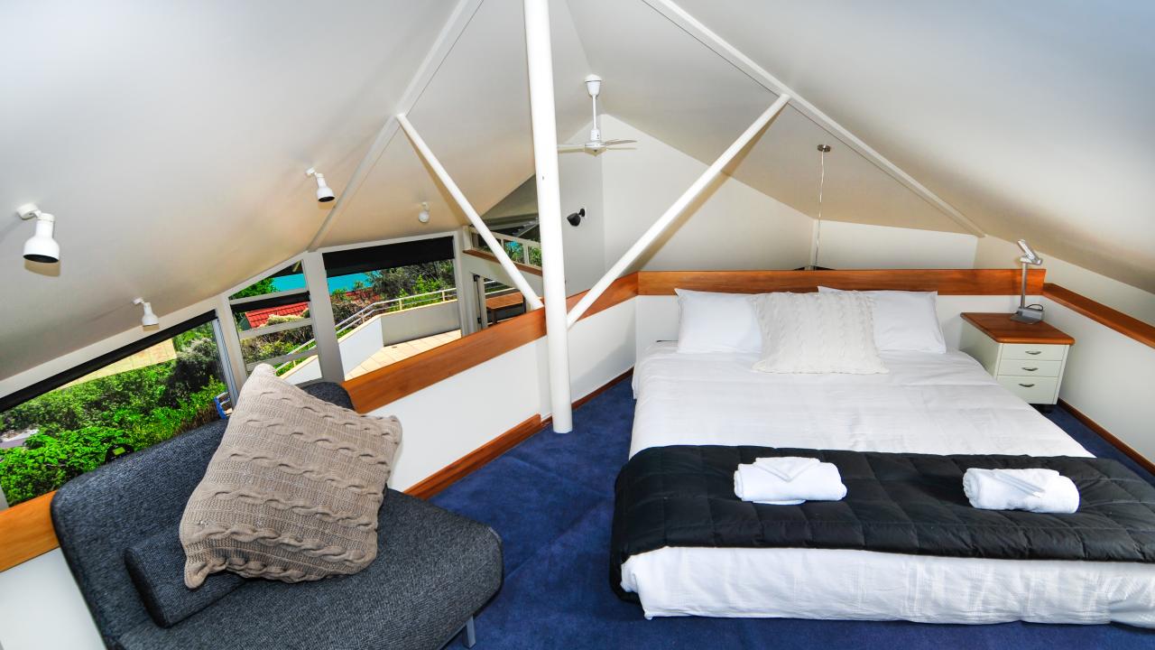 Mezannine/loft bedroom 3 with Queen bed + single sofa bed