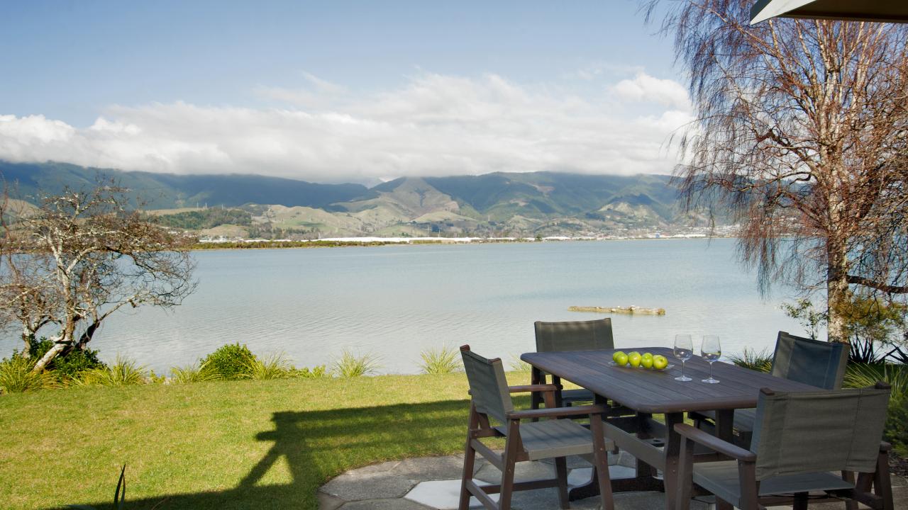 Outdoor views & dining.