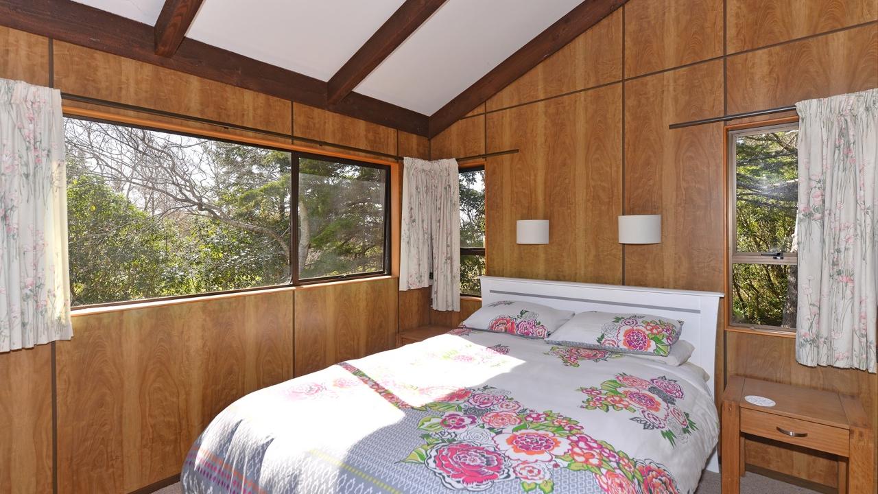 Upstairs bedroom with Queen bed