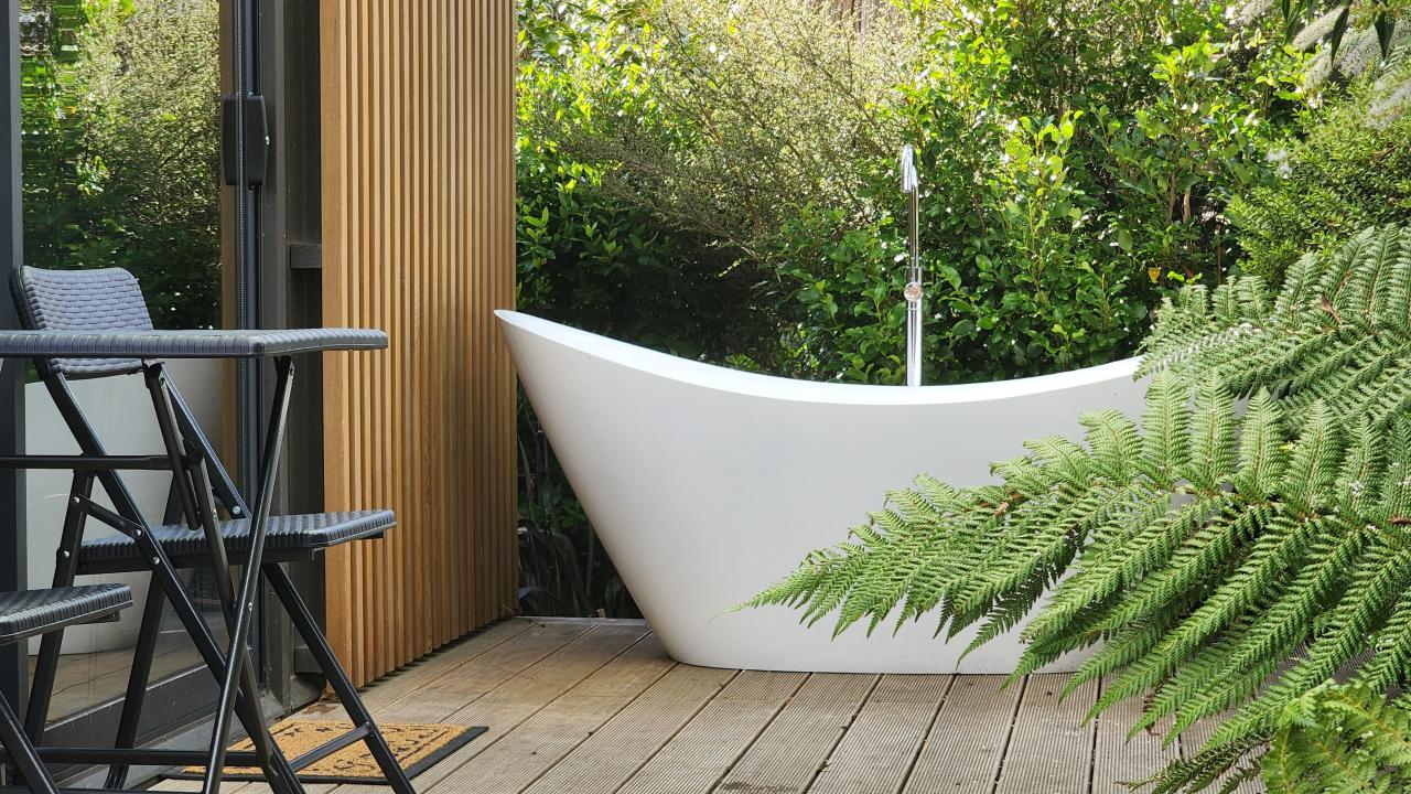 King Studio Pods with outside bath & lounge on the deck. King bed, bathroom, tea & coffee, mini fridge -use of the communal kitchen.