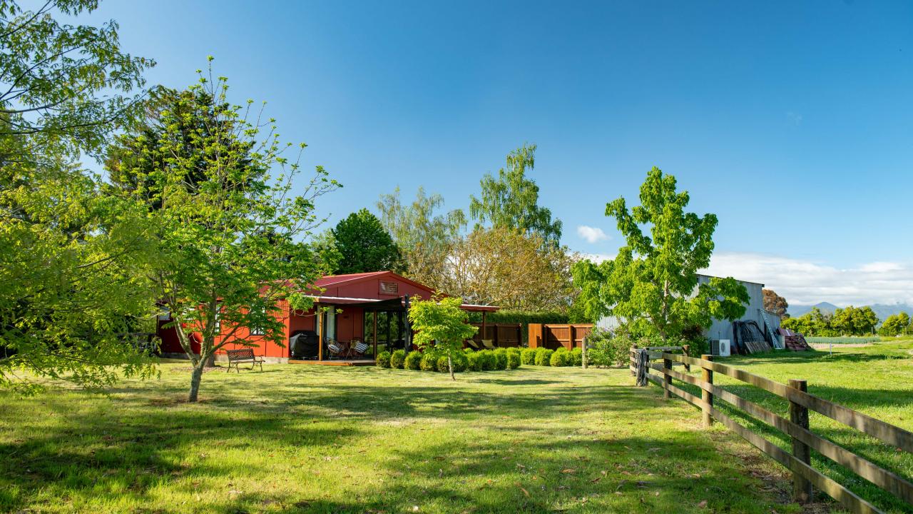 River Road Retreat is locate on 30 acres in the heart of the Appleby countryside. In the spring there are many beautiful magnolias in flower. In the autumn the many decidious trees provide a spectacular display of colour.