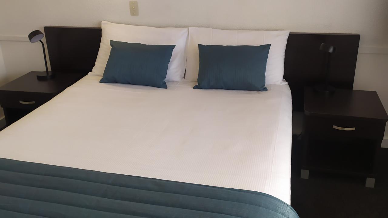 Queen Studio - Queen bed. Ensuite bathroom with free toiletries, free WIFI, flat screen TV, tea and coffee making facilities, refrigerator, toaster, air fryer, and microwave. Heating and electric blankets.