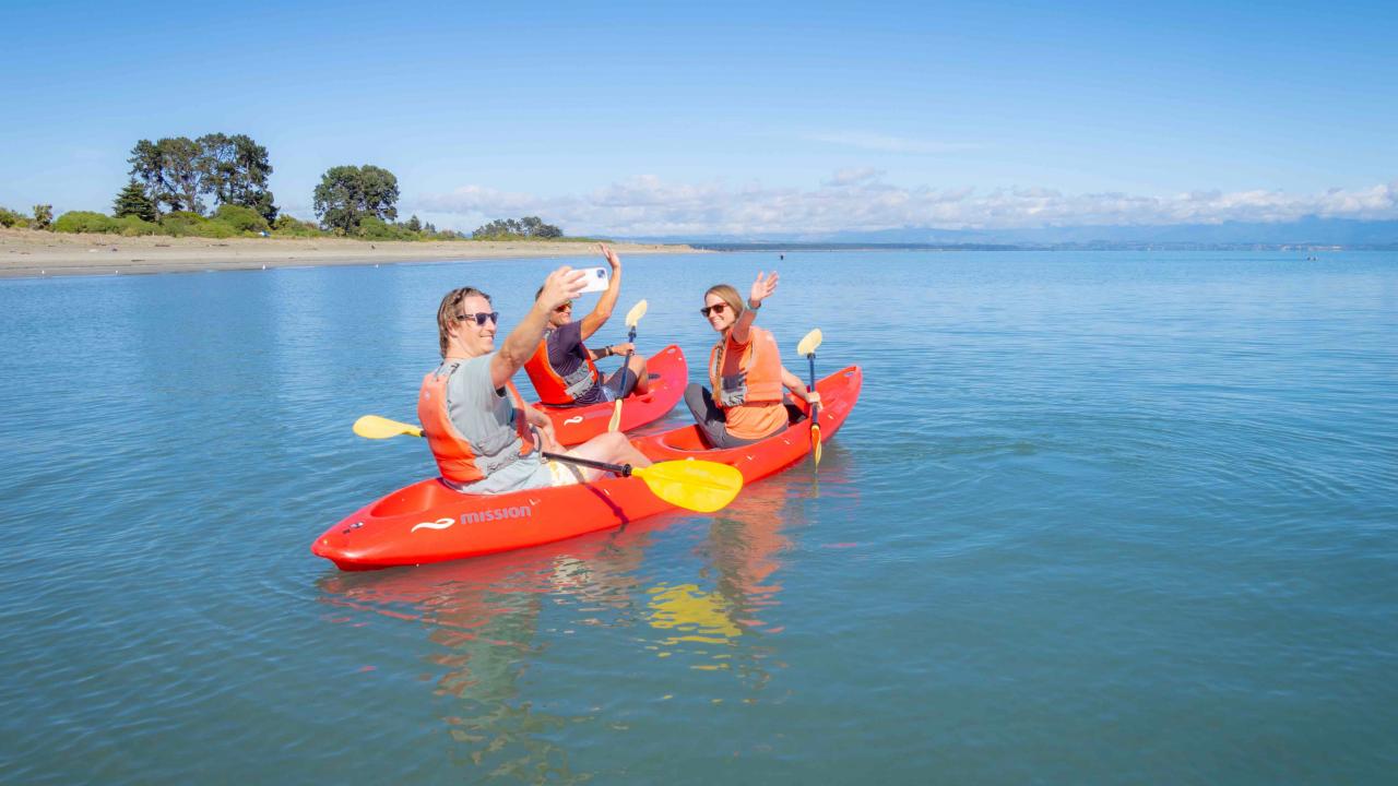 Bring your friends and hire kayaks from us and paddle out in the bay from Tãhunanui beach.