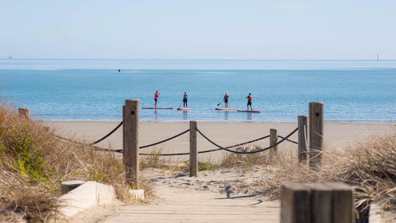 Paddle away from the beach at Tãhunanui beach