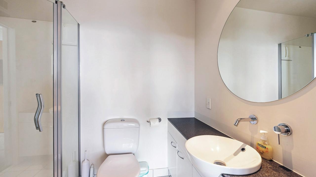 Master ensuite bathroom