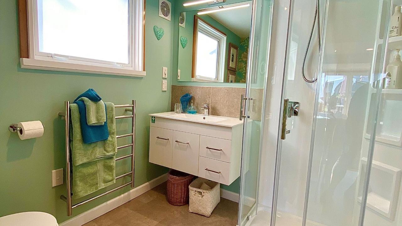 private ensuite- Garden Apartment 