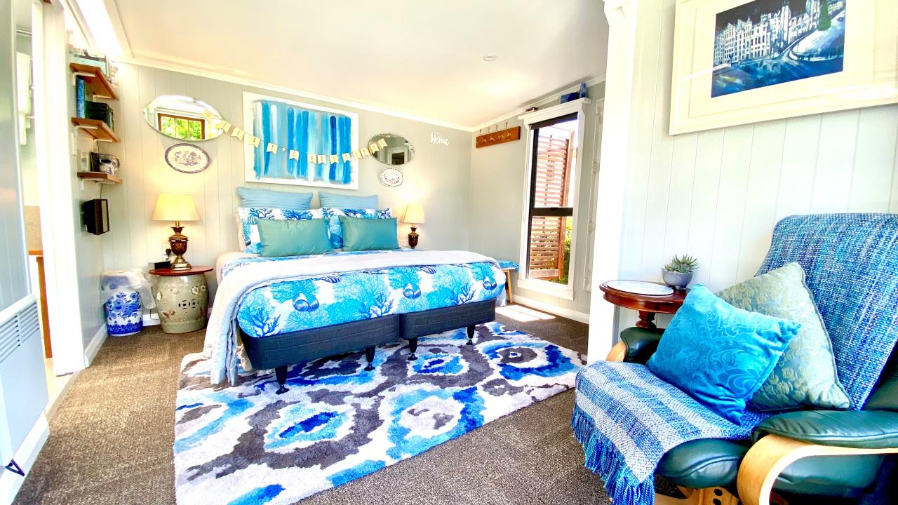 Relax & unwind in our sun-soaked Garden Room's queen-size bedroom. All our beds can split into twin singles if you are travelling with friends. 