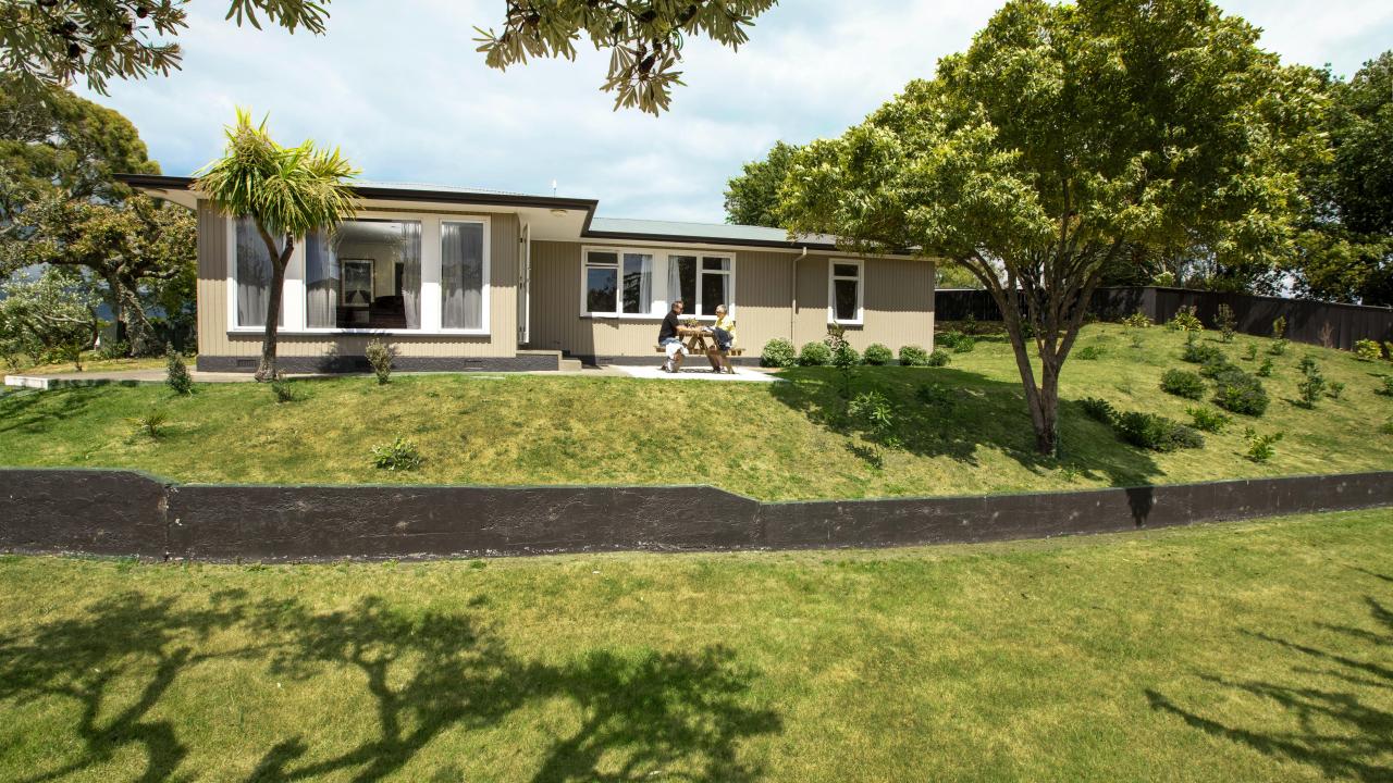 The Beach House is a spacious Park residence at the Tahuna Beach Holiday Park.