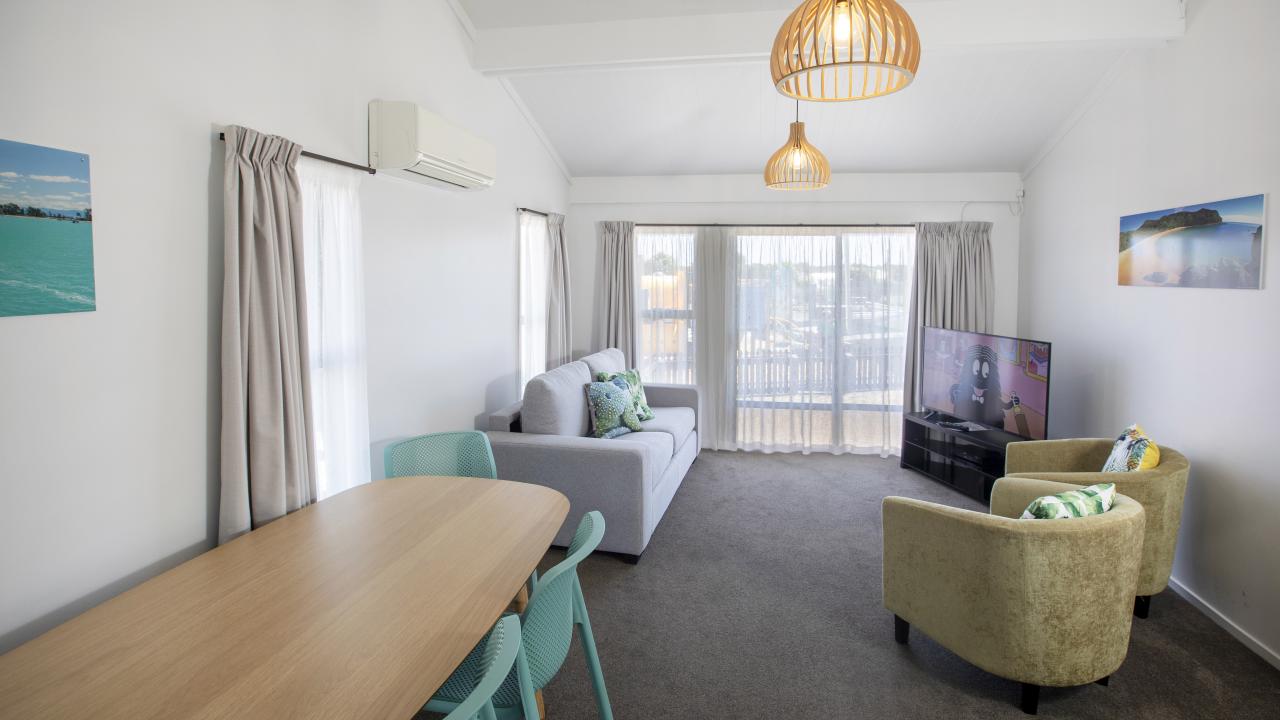 Two-bedroom Classic Motel dining and lounge area