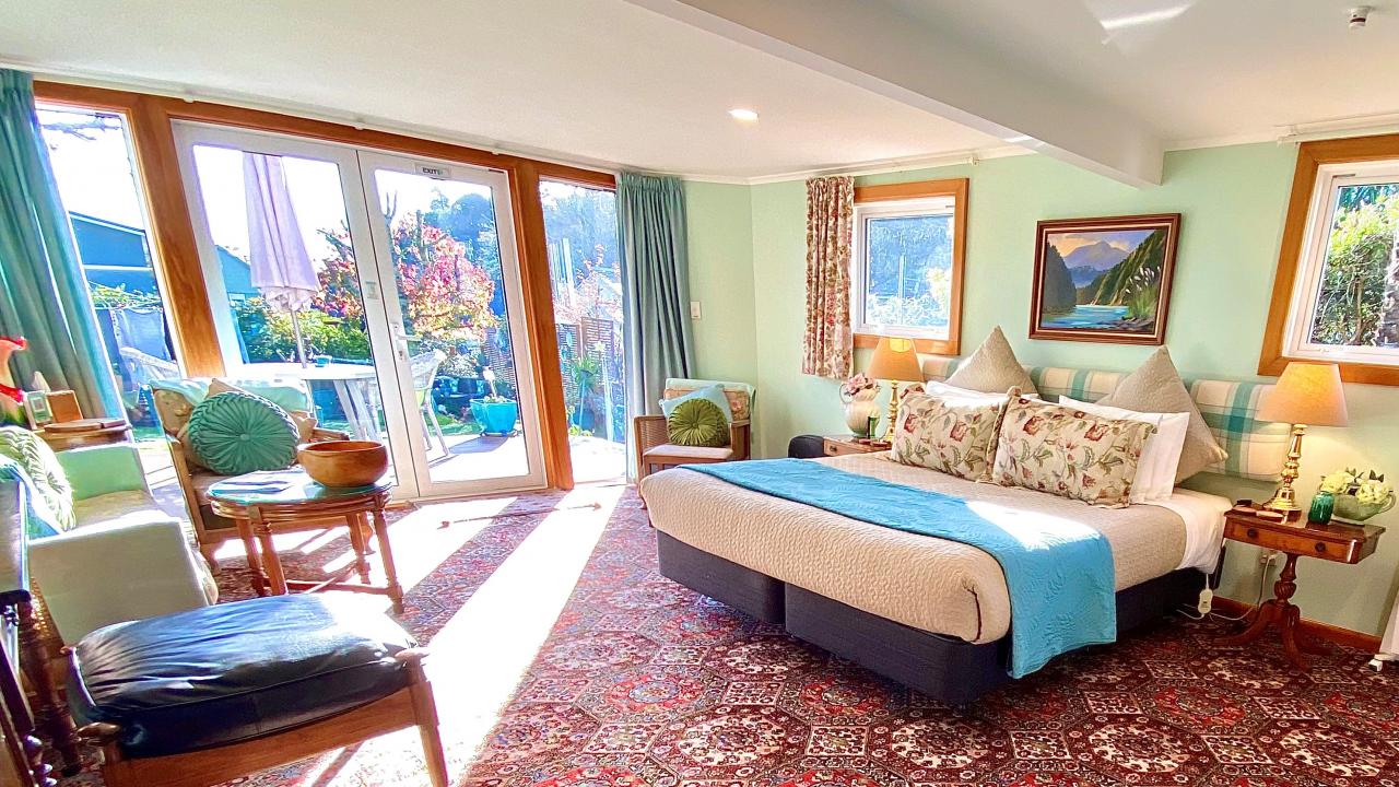Spacious, bright - Garden Apartment  