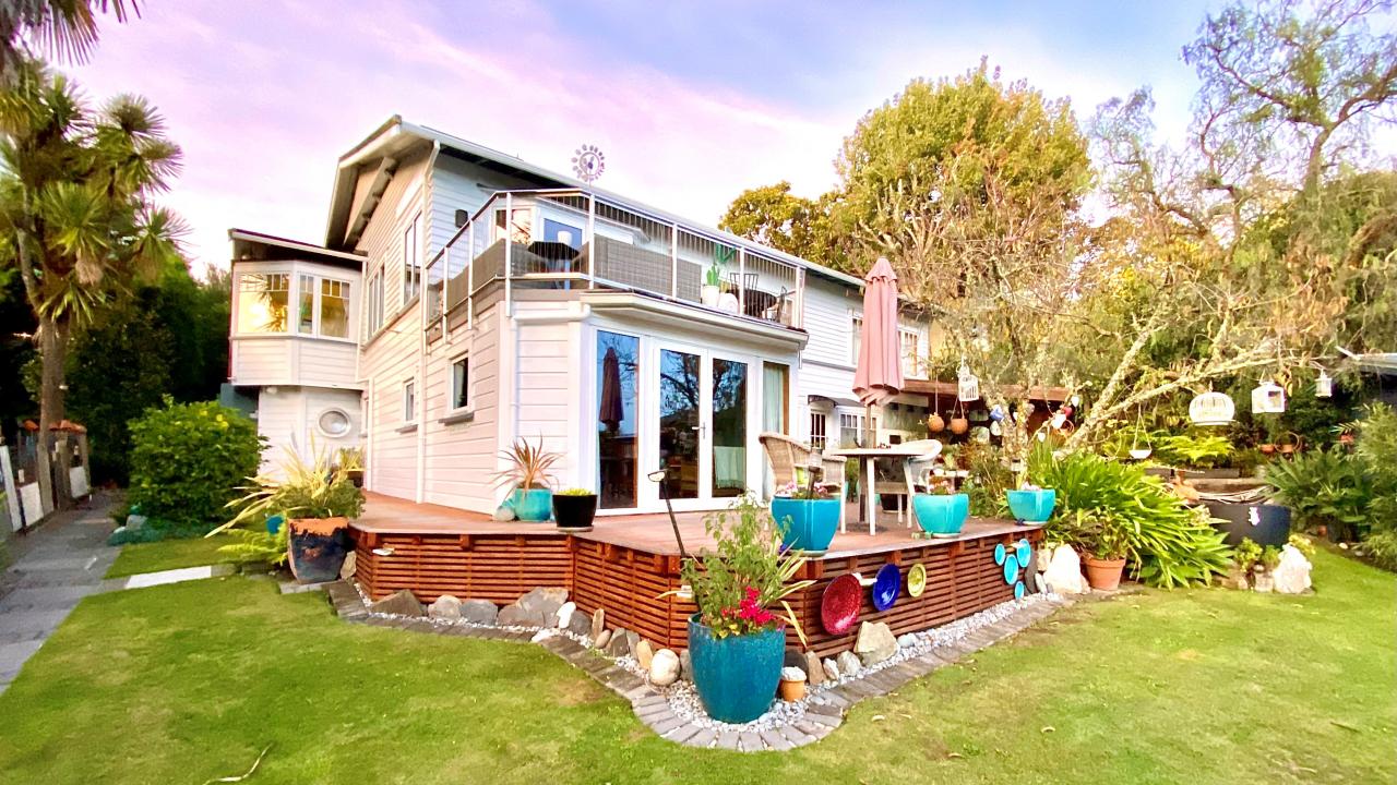 Garden Apartment with private deck - relax and unwind 