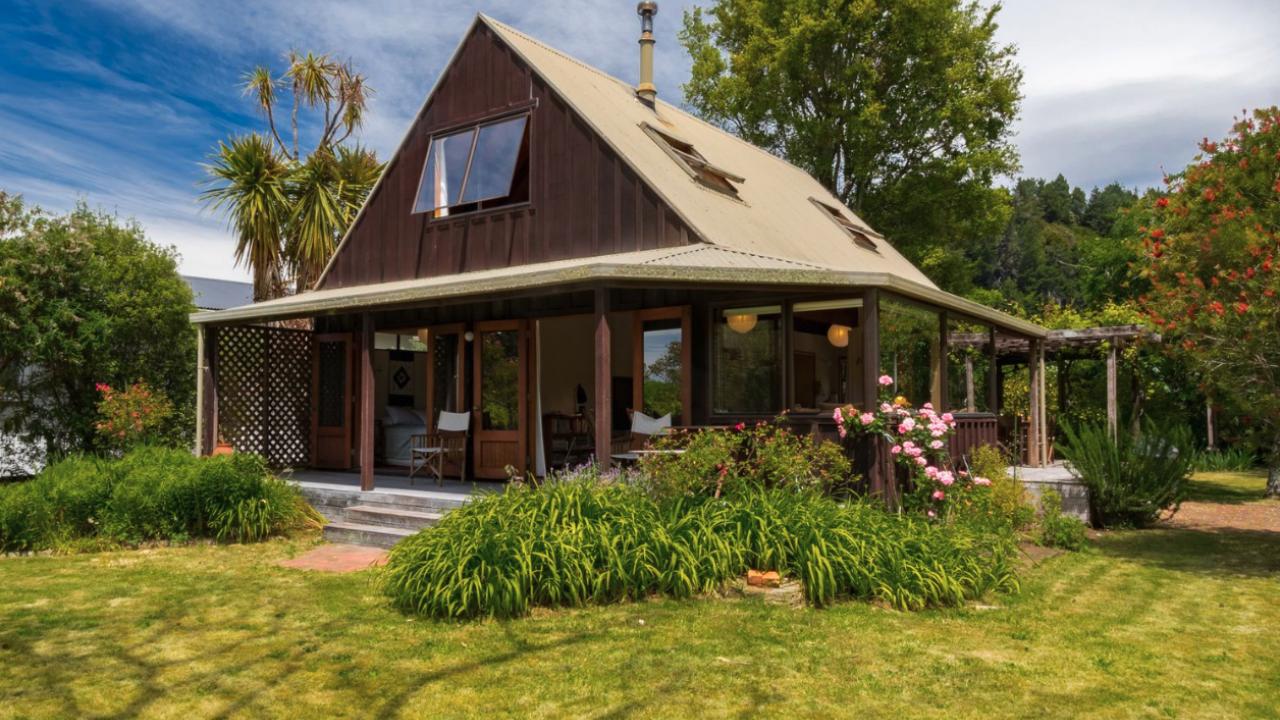 Secret Garden Lodge - Marahau Holiday Home
