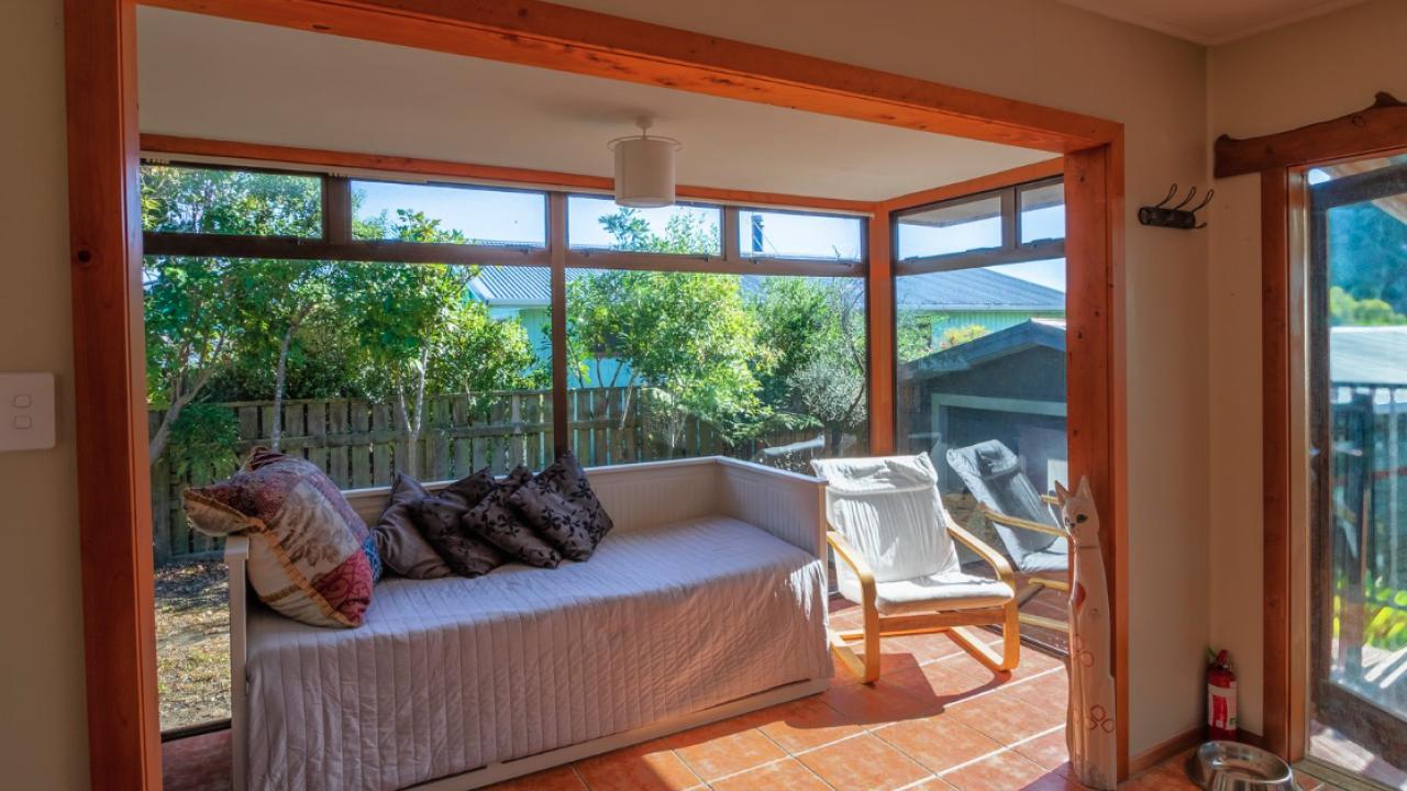 Godwit Cottage - Pākawau Beachfront Holiday Home