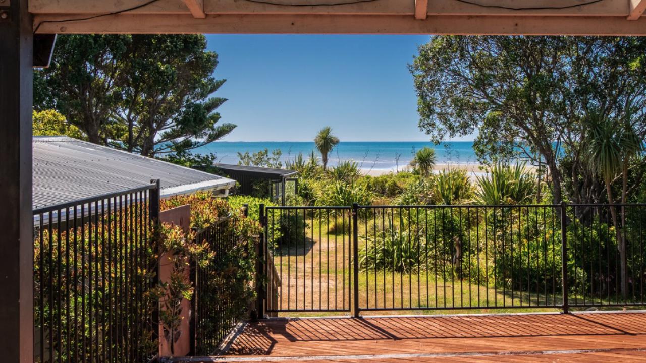 Godwit Cottage - Pākawau Beachfront Holiday Home