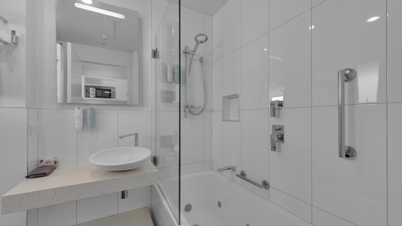Bathroom Spa Bath / Shower