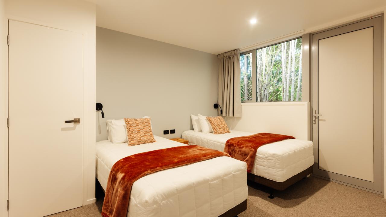 Bedroom 2 with 2x single beds