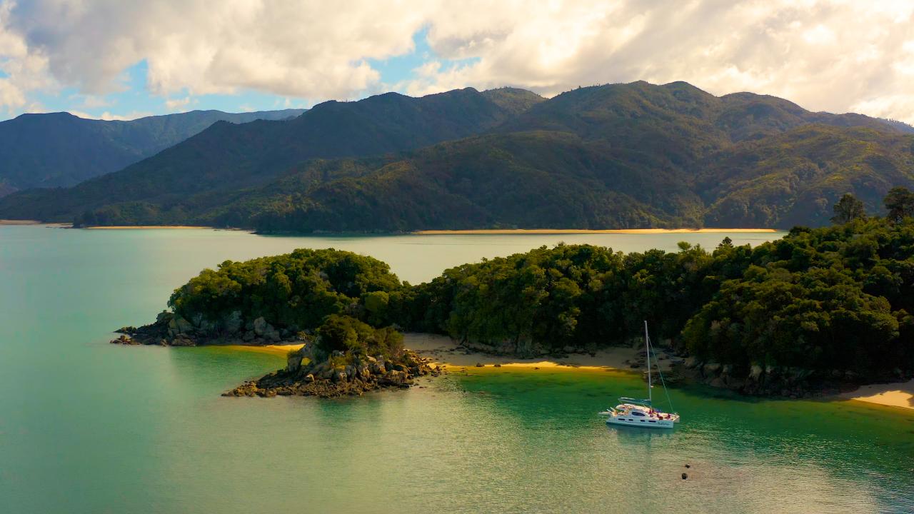 Private Day Sailing Tours - Enjoy an exclusive experience in the park
