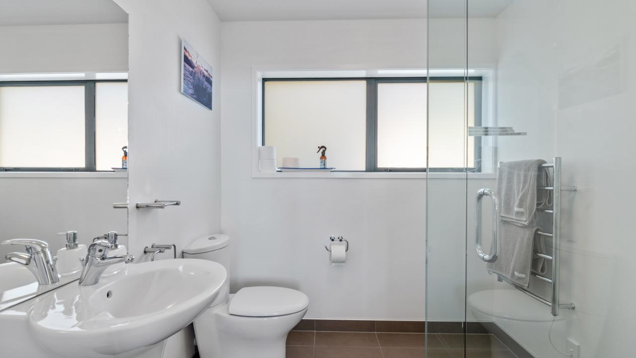 One of the two bathrooms in the Kaiteriteri Luxury Apartment