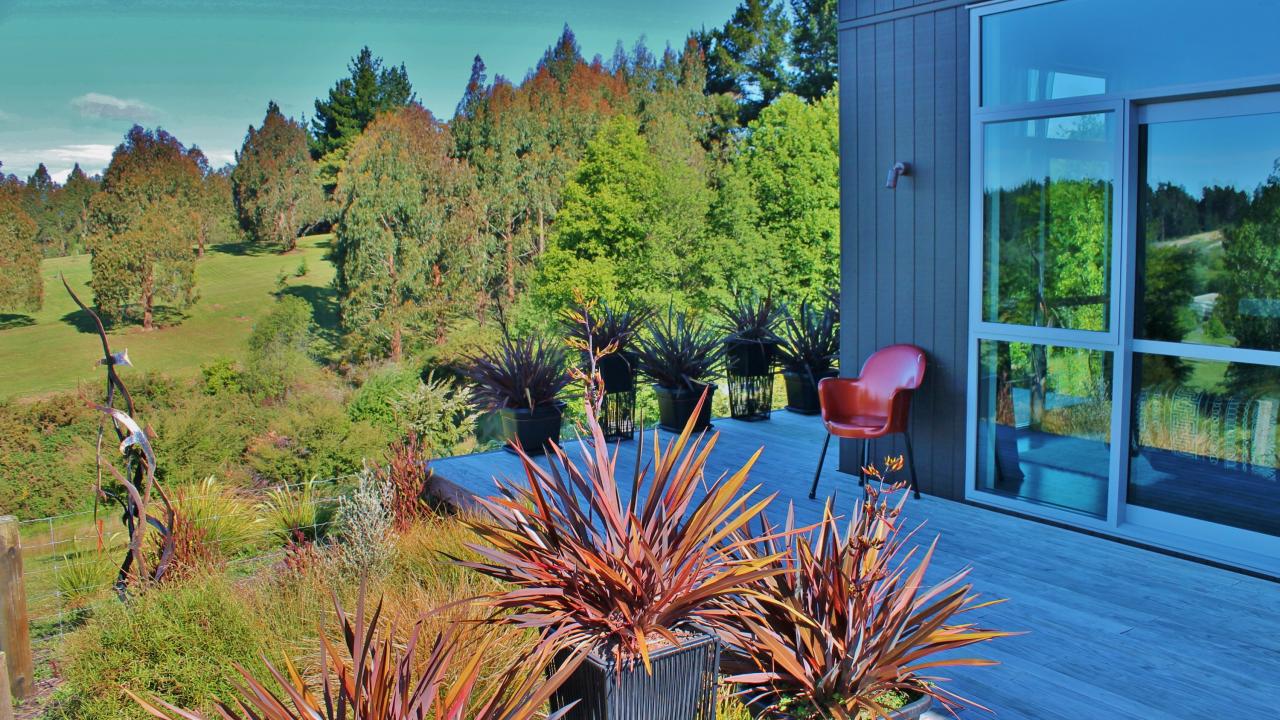 Plenty of space and rural ambience yet just 3 minutes Māpua seaside village with restaurants, cafes, wine bar and brewery on the famous Māpua Wharf.