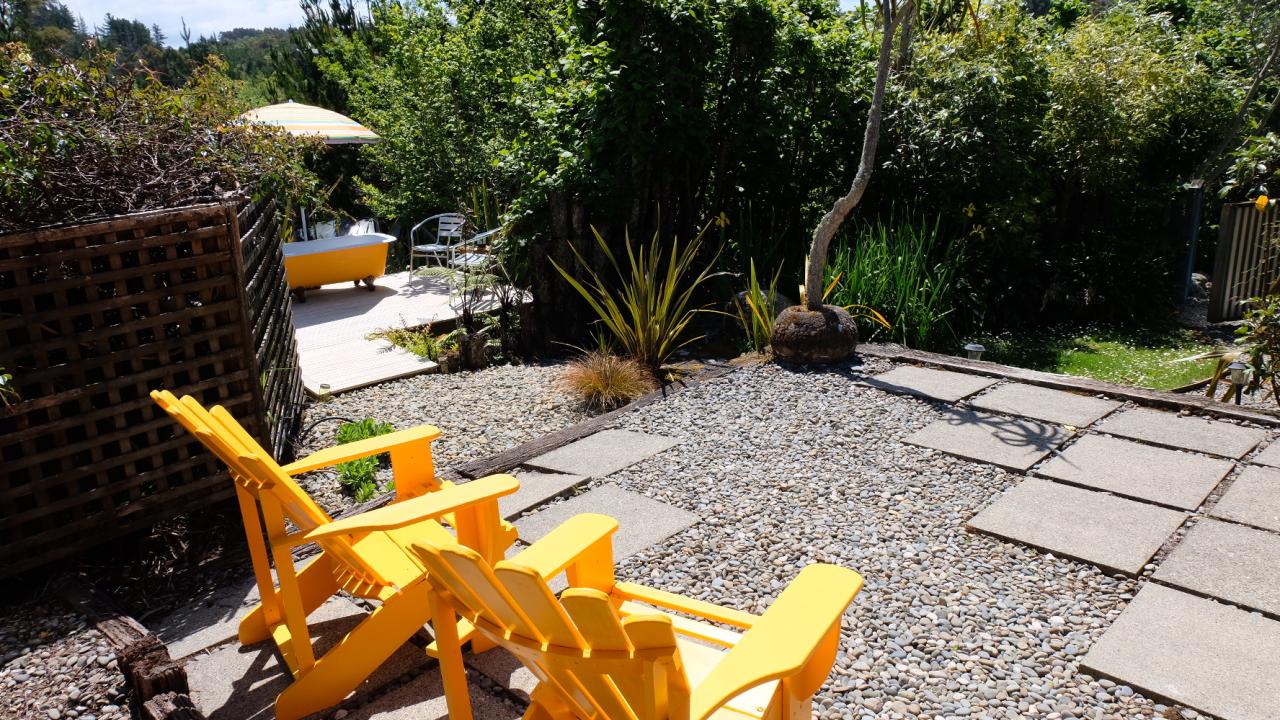 Private garden. How wonderful to bathe under the stars or sunny day umbrella.