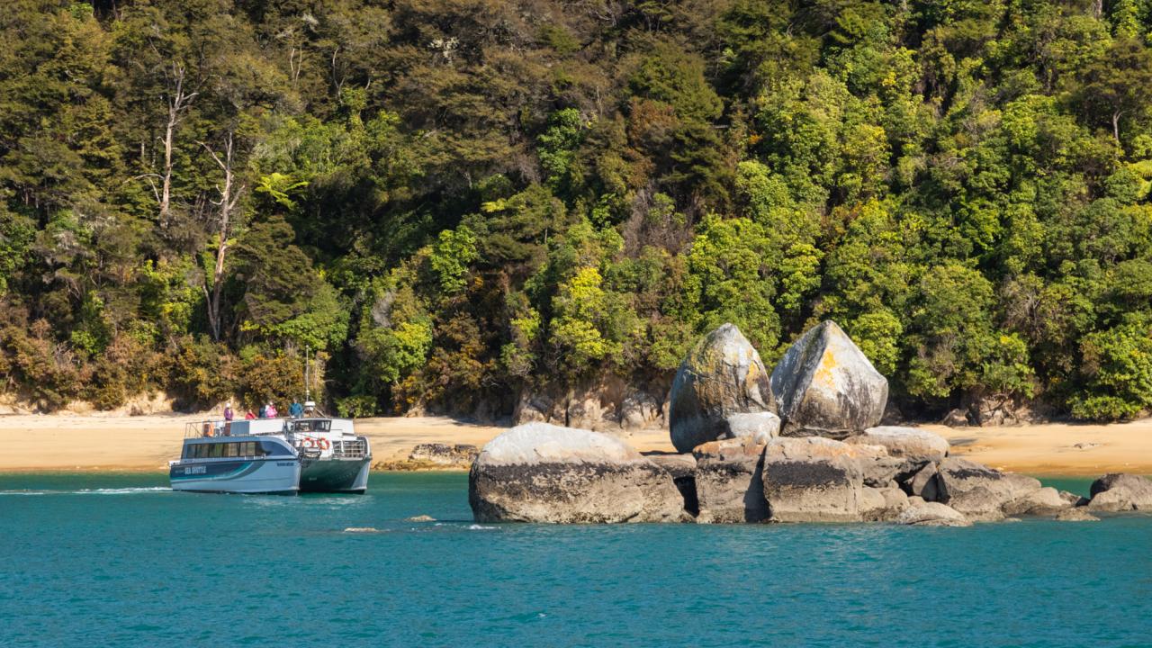 Sea Shuttle at Split Apple Rock.