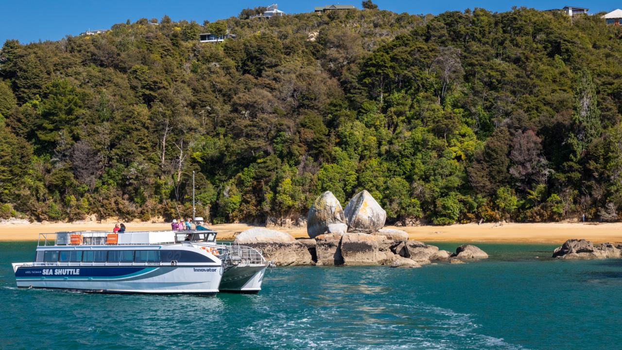 Sea Shuttle at Split Apple Rock