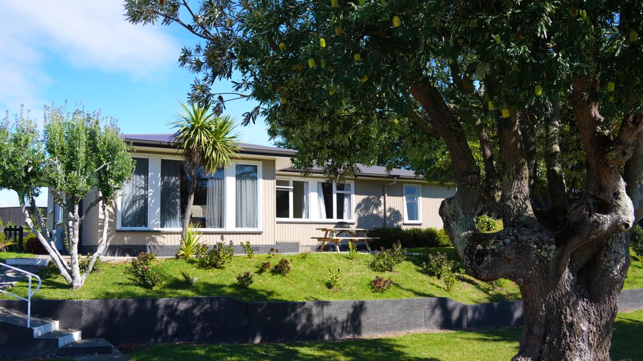 The Beach House is a spacious Park residence at the Tahuna Beach Holiday Park.